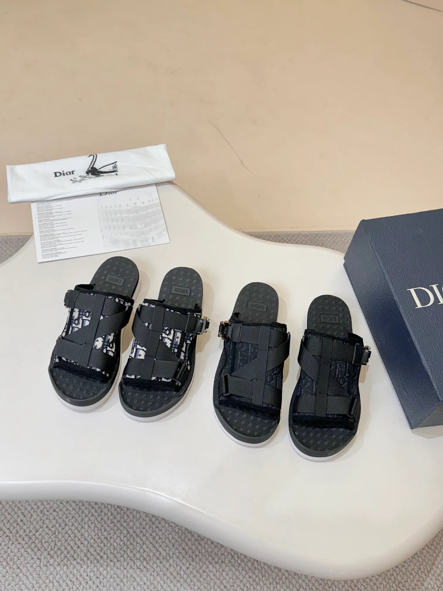 [Dior] P: 340💰 -Size: 38-46 Dior Dior D’s classic men’s slippers, high-end boutique, original material, pure cotton printed canvas upper, fine workmanship, super soft sole, casual, loose and comfortable, a must-have in summer!